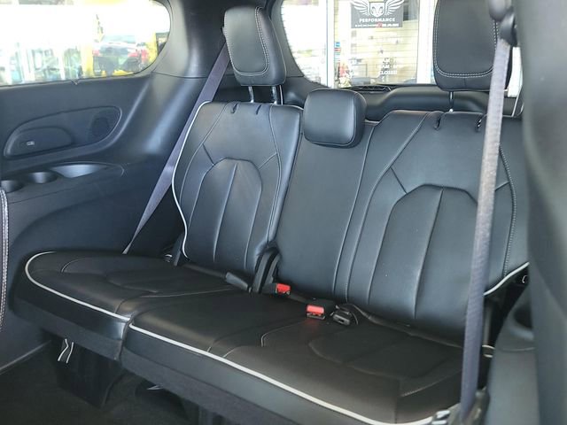 Used 2025 Chrysler Pacifica Limited image 11