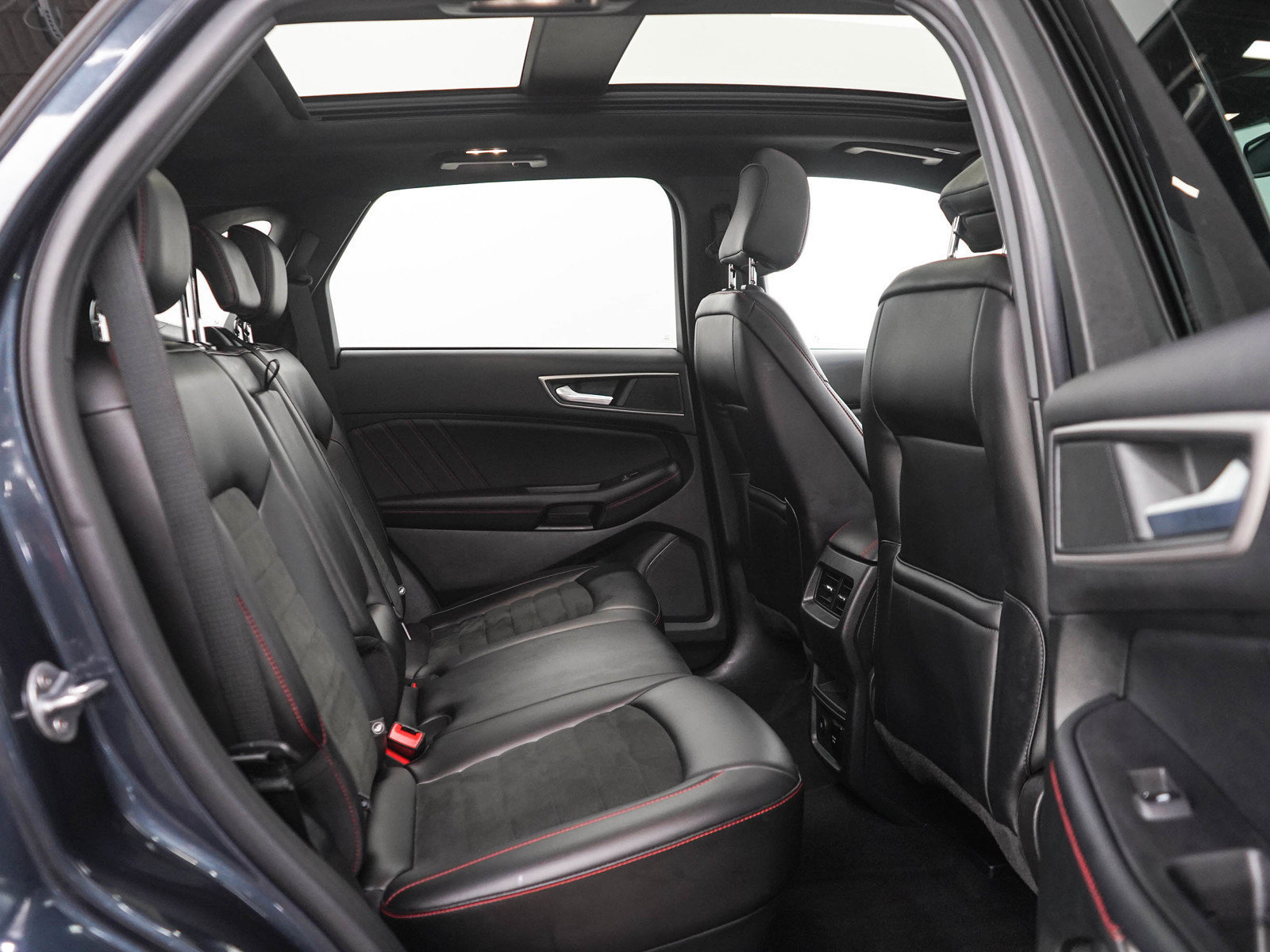 Used 2022 Ford Edge ST-Line w/ Class II Trailer Tow Package AWD/4WD image 12
