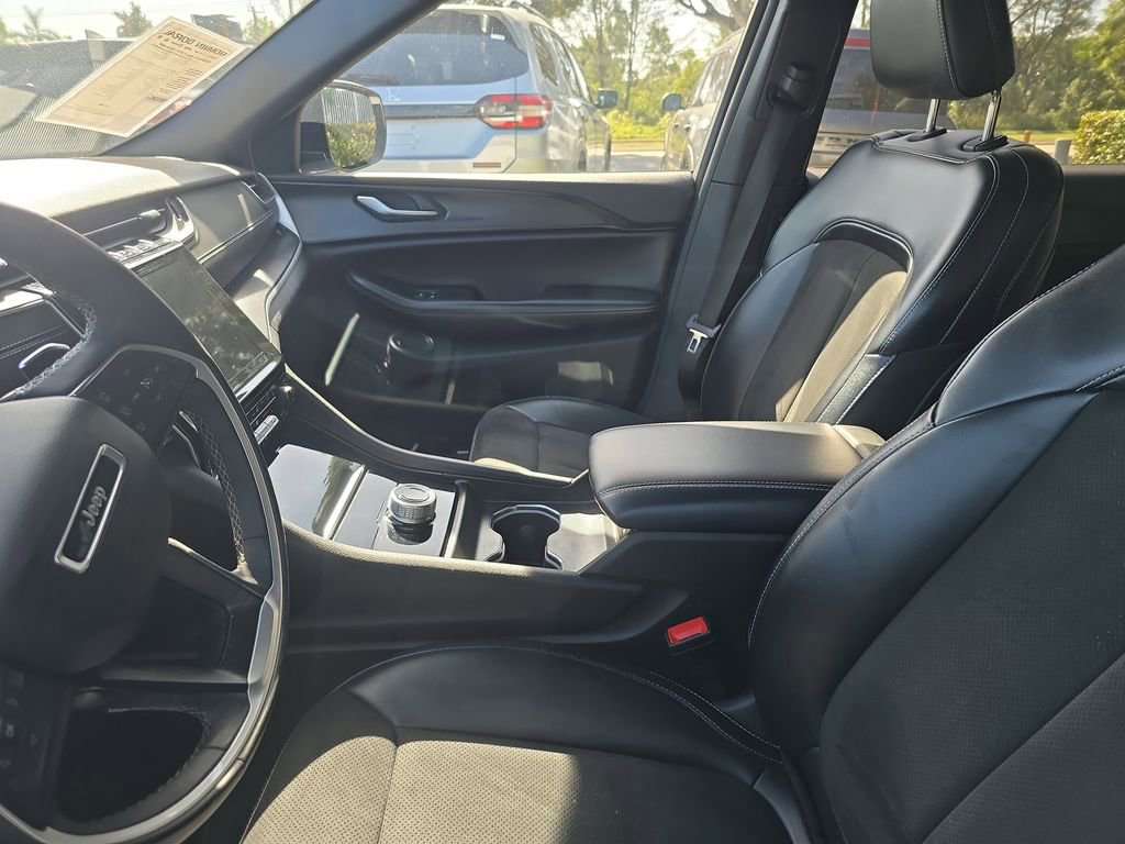 Used 2024 Jeep Grand Cherokee L Altitude image 18