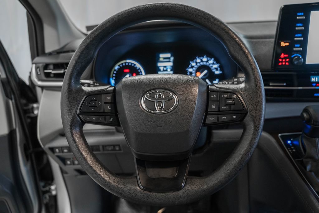 Used 2023 Toyota Sienna LE image 27