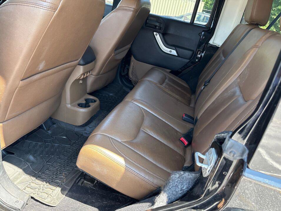 Used 2014 Jeep Wrangler Unlimited Sahara w/ Connectivity Group AWD/4WD image 6