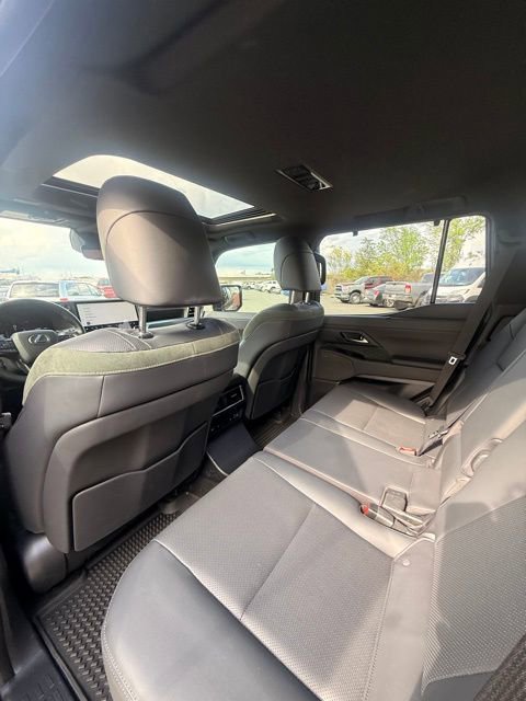 Used 2024 Lexus GX 550 image 4