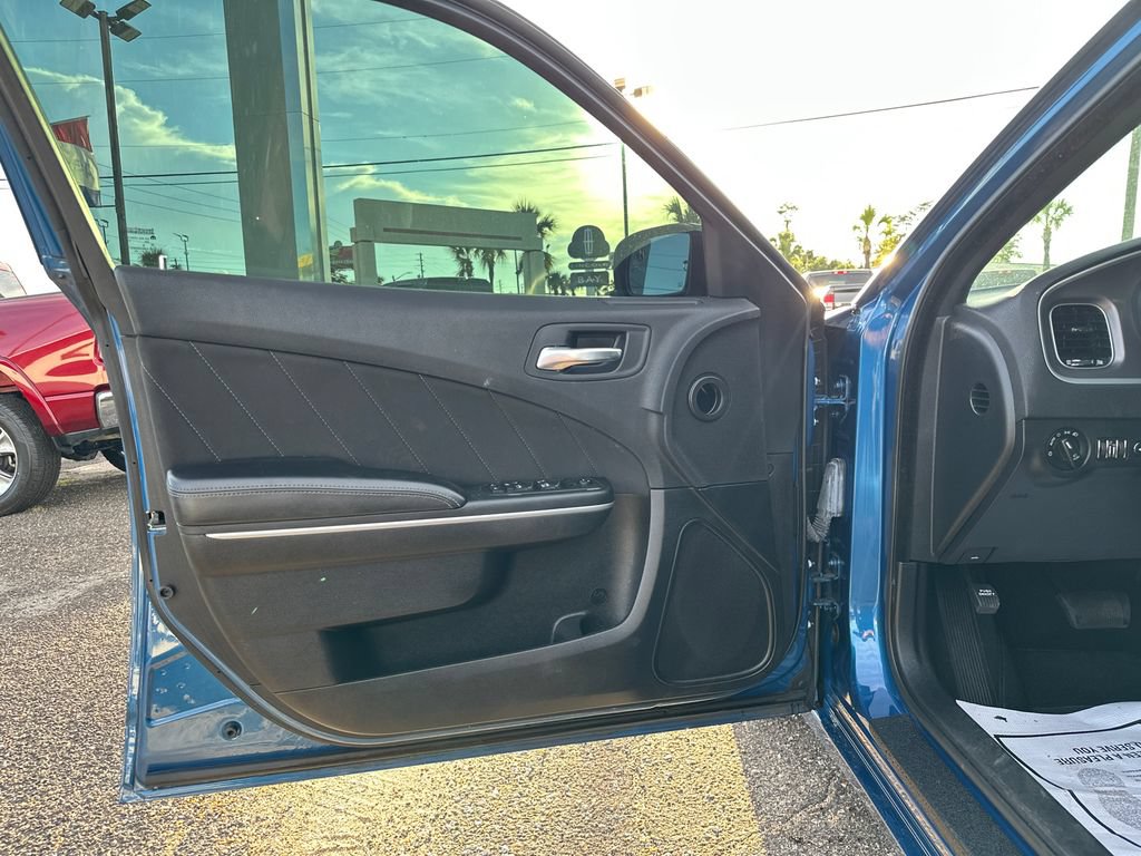Used 2022 Dodge Charger SXT w/ Driver Convenience Group RWD image 9