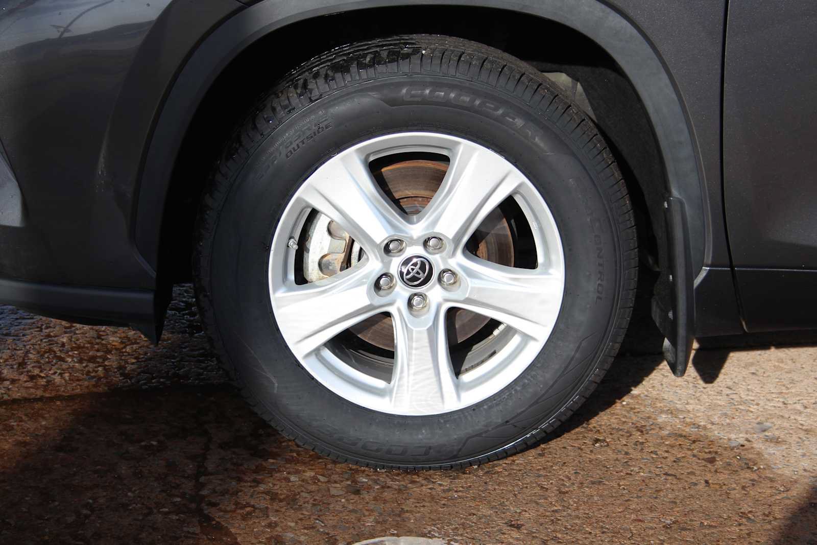 Used 2023 Toyota Highlander LE AWD/4WD image 15