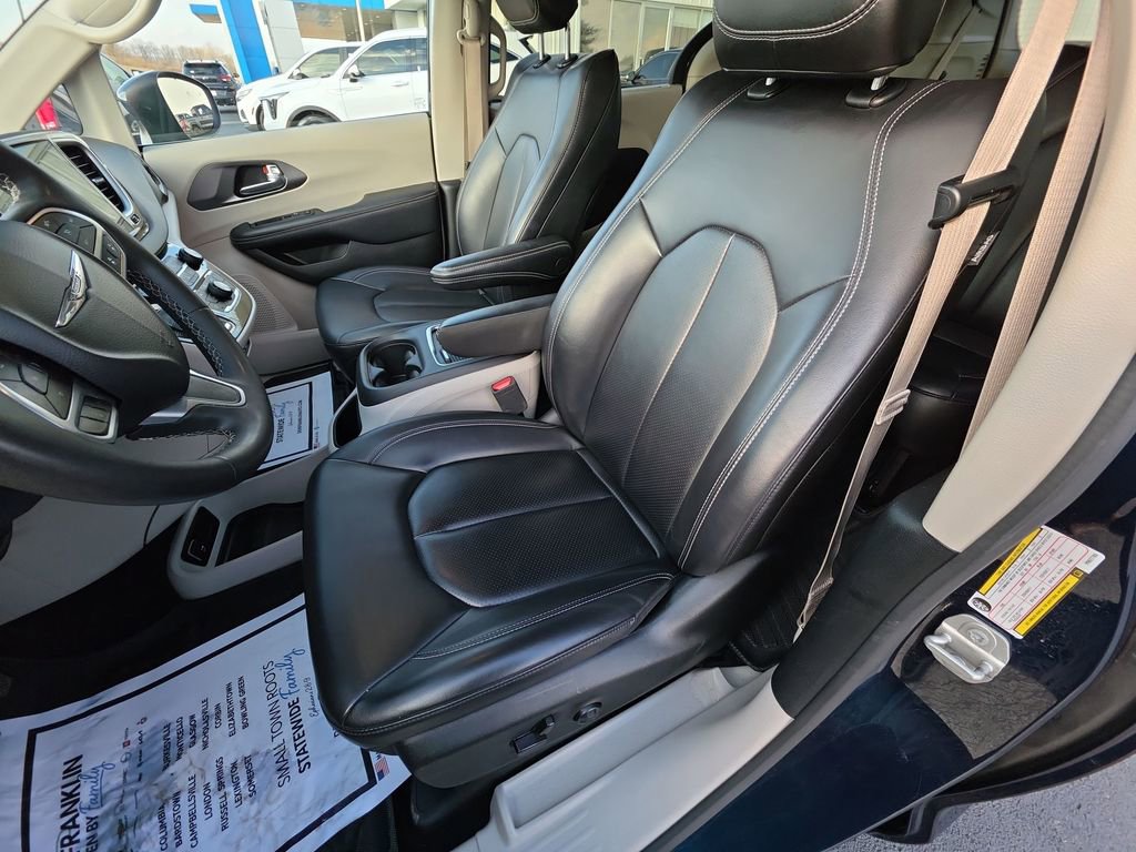 Used 2023 Chrysler Pacifica Touring-L FWD image 11