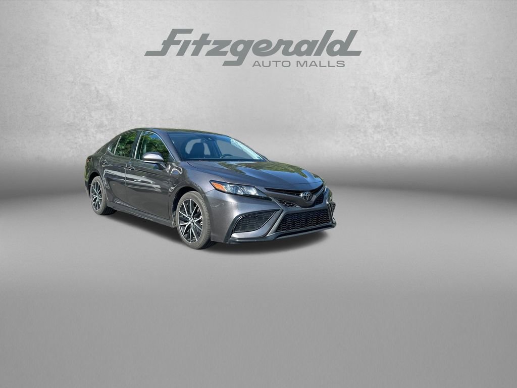 Used 2022 Toyota Camry SE FWD image 1