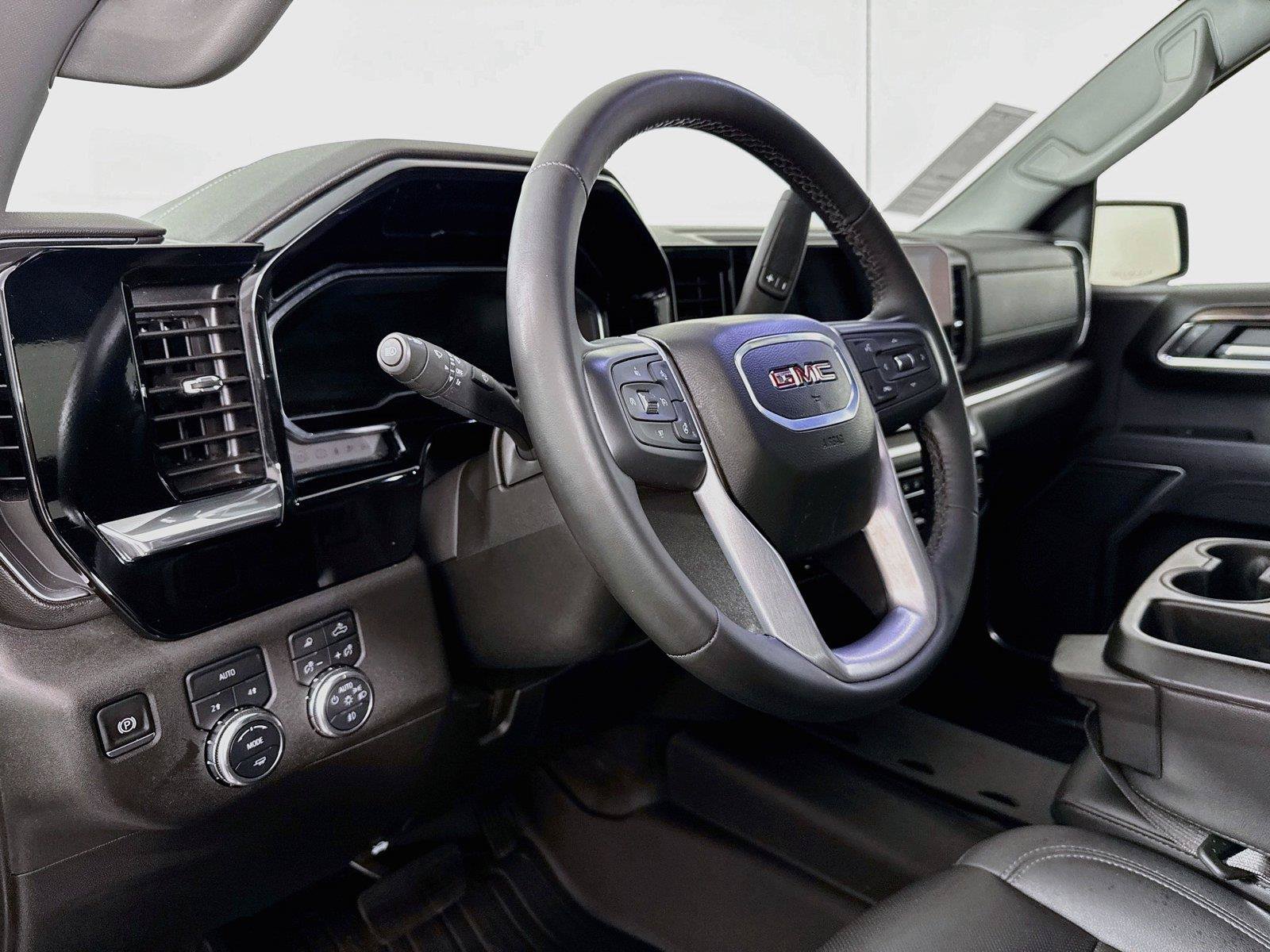 Used 2025 GMC Sierra 1500 SLT AWD/4WD image 4