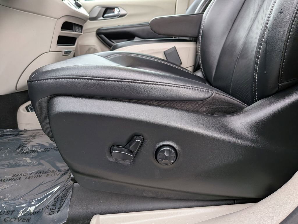 Used 2024 Chrysler Pacifica Touring-L image 16