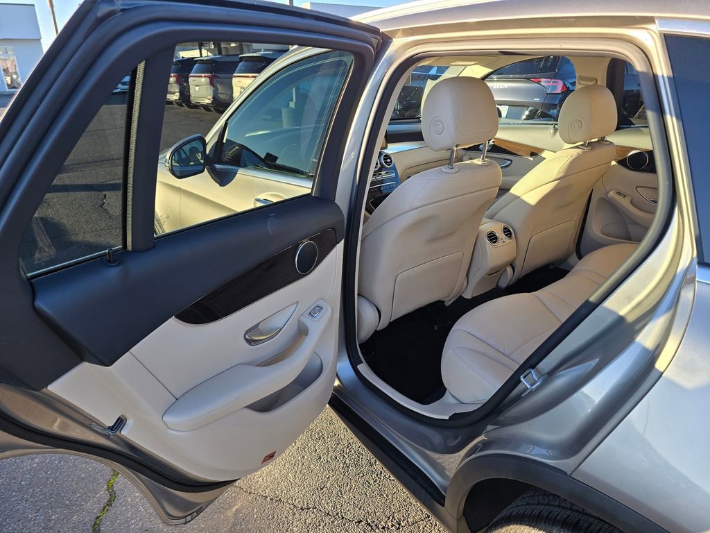 Used 2021 Mercedes-Benz GLC 300 4MATIC image 17