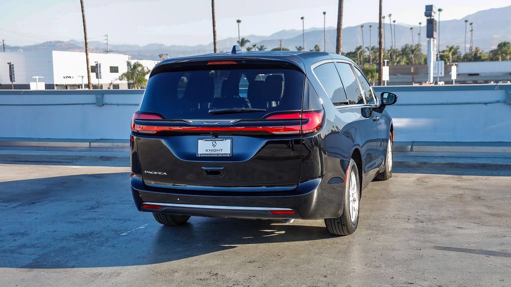 New 2027 Chrysler Pacifica Select FWD image 9