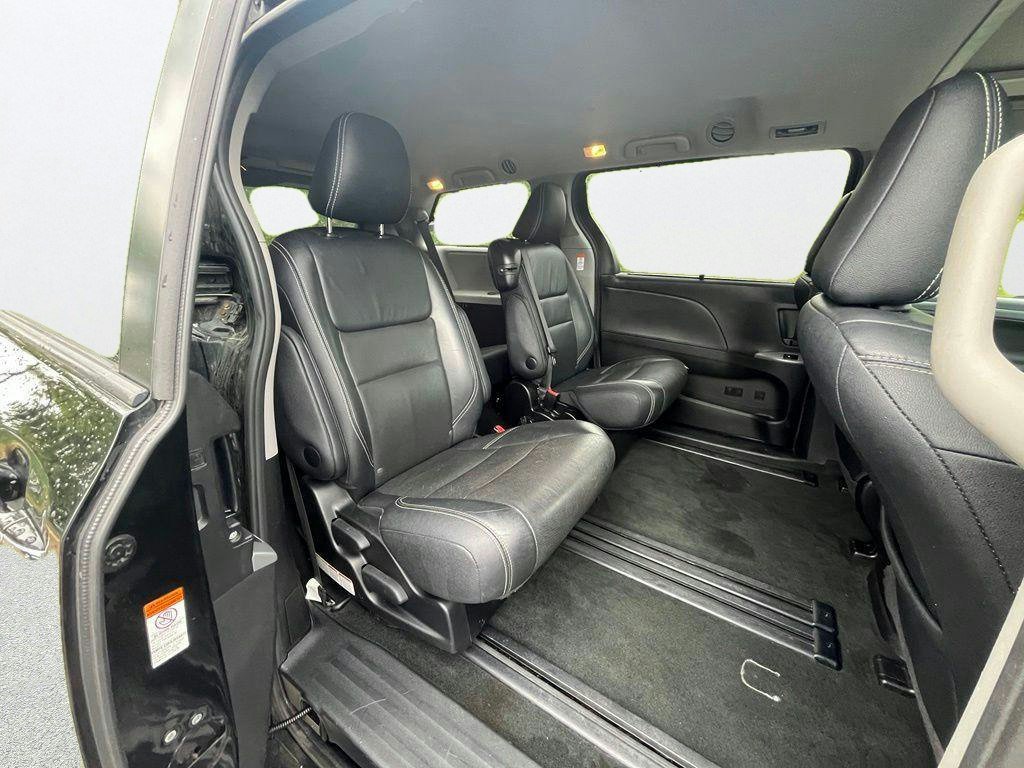 Used 2016 Toyota Sienna SE w/ SE Preferred Package FWD image 24