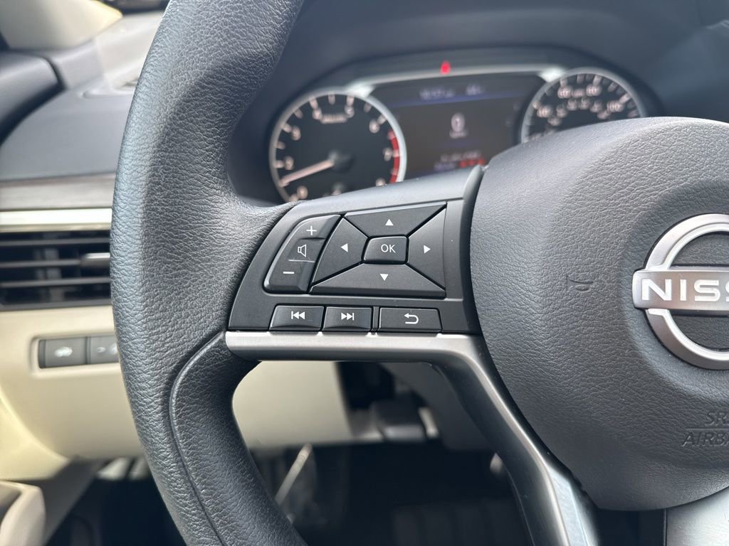 Used 2025 Nissan Altima 2.5 SV image 16