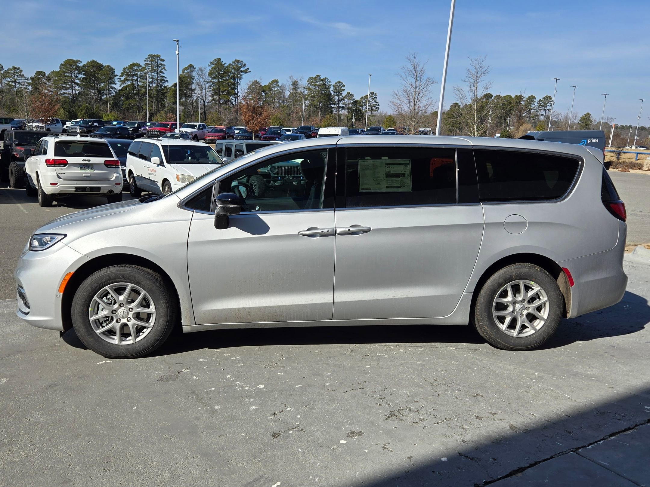 New 2026 Chrysler Pacifica Select image 4