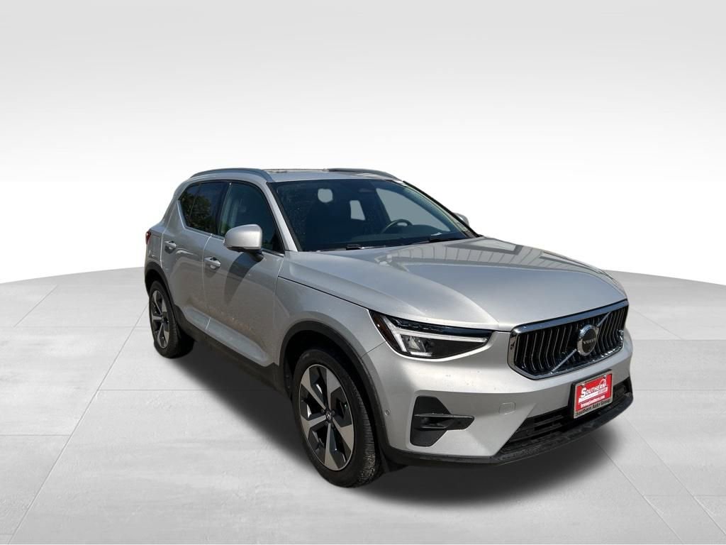 Used 2025 Volvo XC40 B5 Plus AWD/4WD image 7