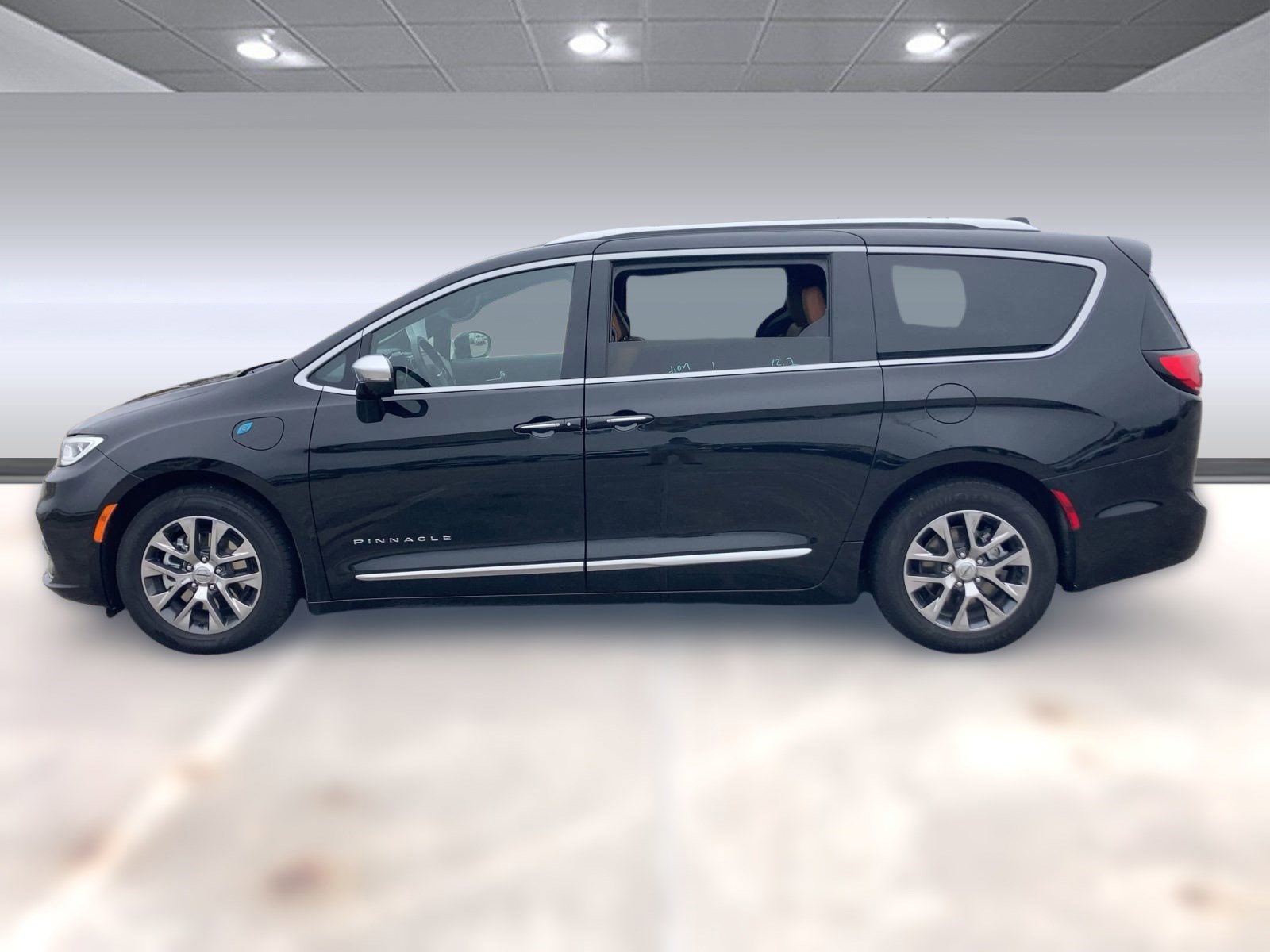 Used 2022 Chrysler Pacifica Pinnacle image 2