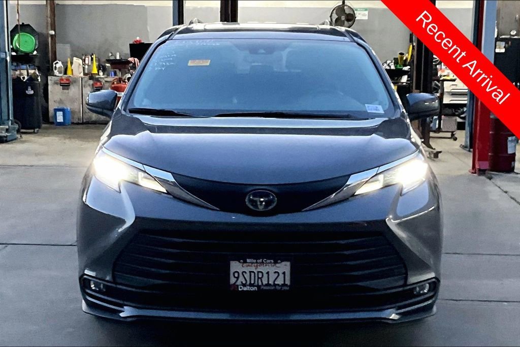 Certified 2025 Toyota Sienna XLE w/ XLE Plus Package image 2
