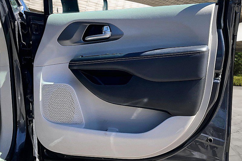 Used 2023 Chrysler Pacifica Touring-L image 17