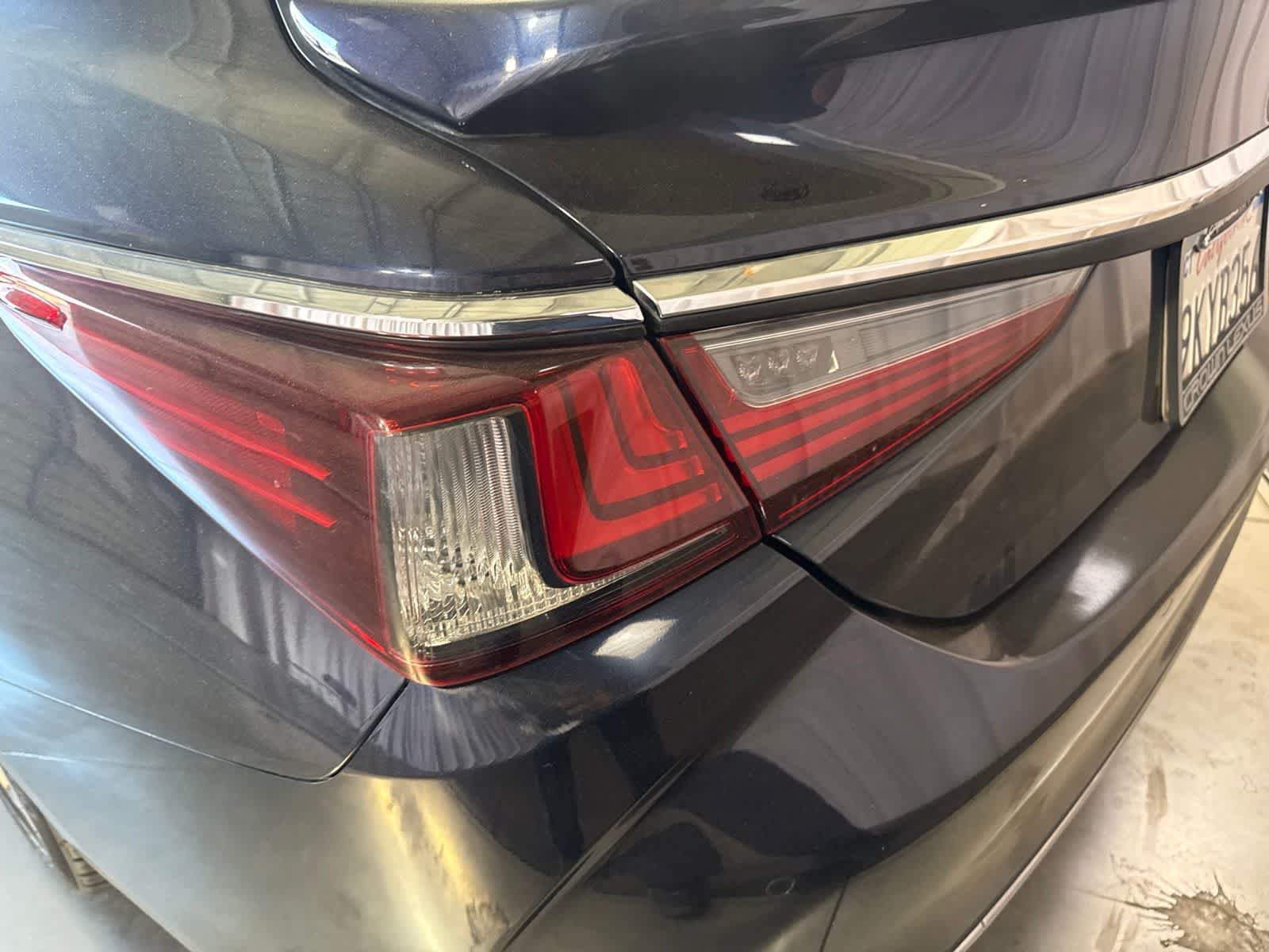 Used 2020 Lexus ES 300h w/ Premium Package FWD image 12