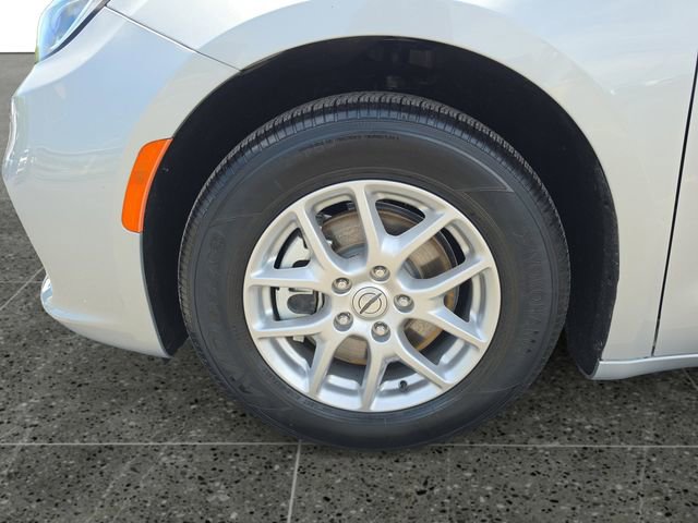 Used 2024 Chrysler Pacifica Touring-L FWD image 16