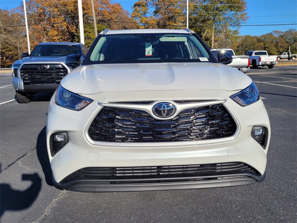 New 2026 Toyota Highlander XLE image 2
