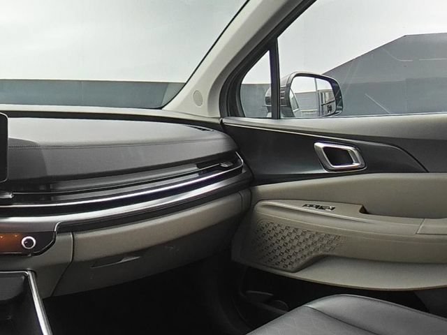 Used 2025 Kia Carnival FWD image 24