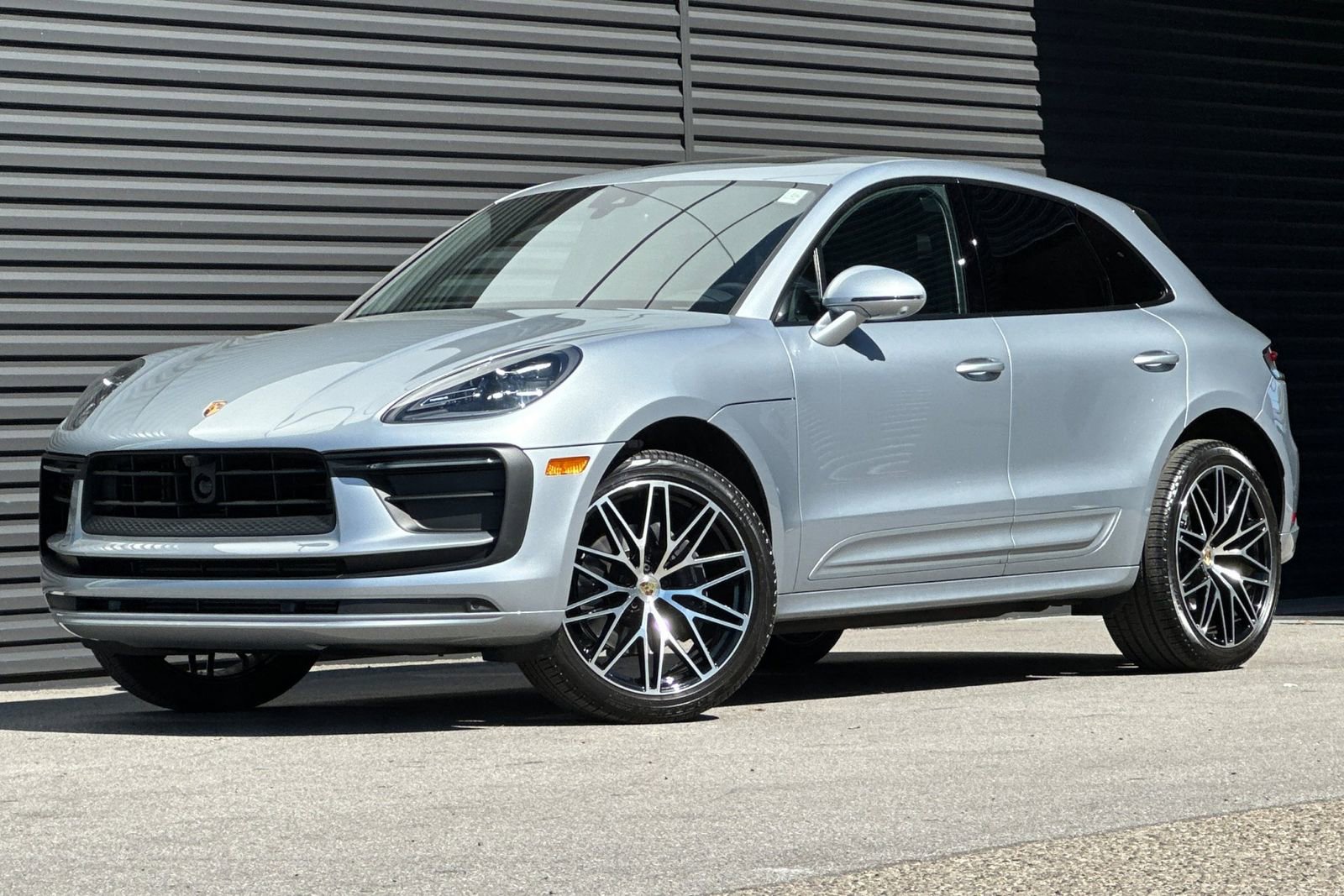 Used 2025 Porsche Macan image 1