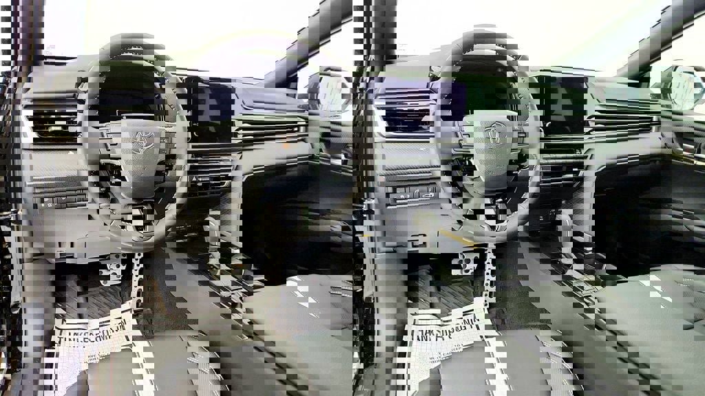 Used 2025 Toyota Camry SE w/ Convenience Package image 11