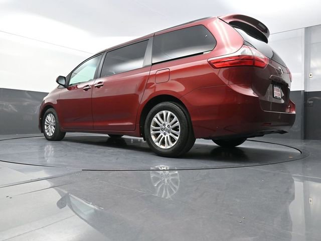 Used 2016 Toyota Sienna XLE image 29