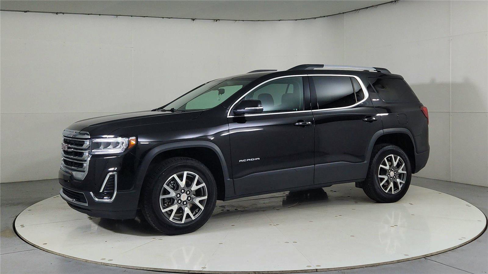 Used 2023 GMC Acadia SLE w/ Driver Convenience Package image 3