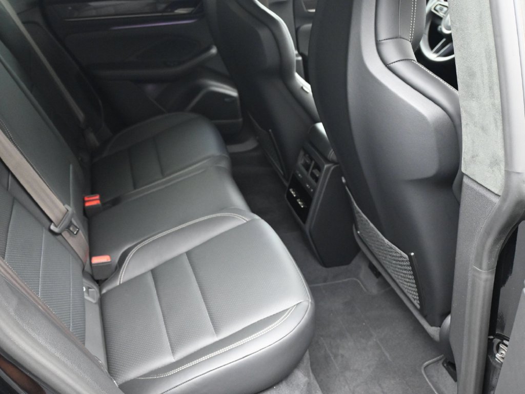 Certified 2025 Porsche Macan Turbo Electric AWD/4WD image 11