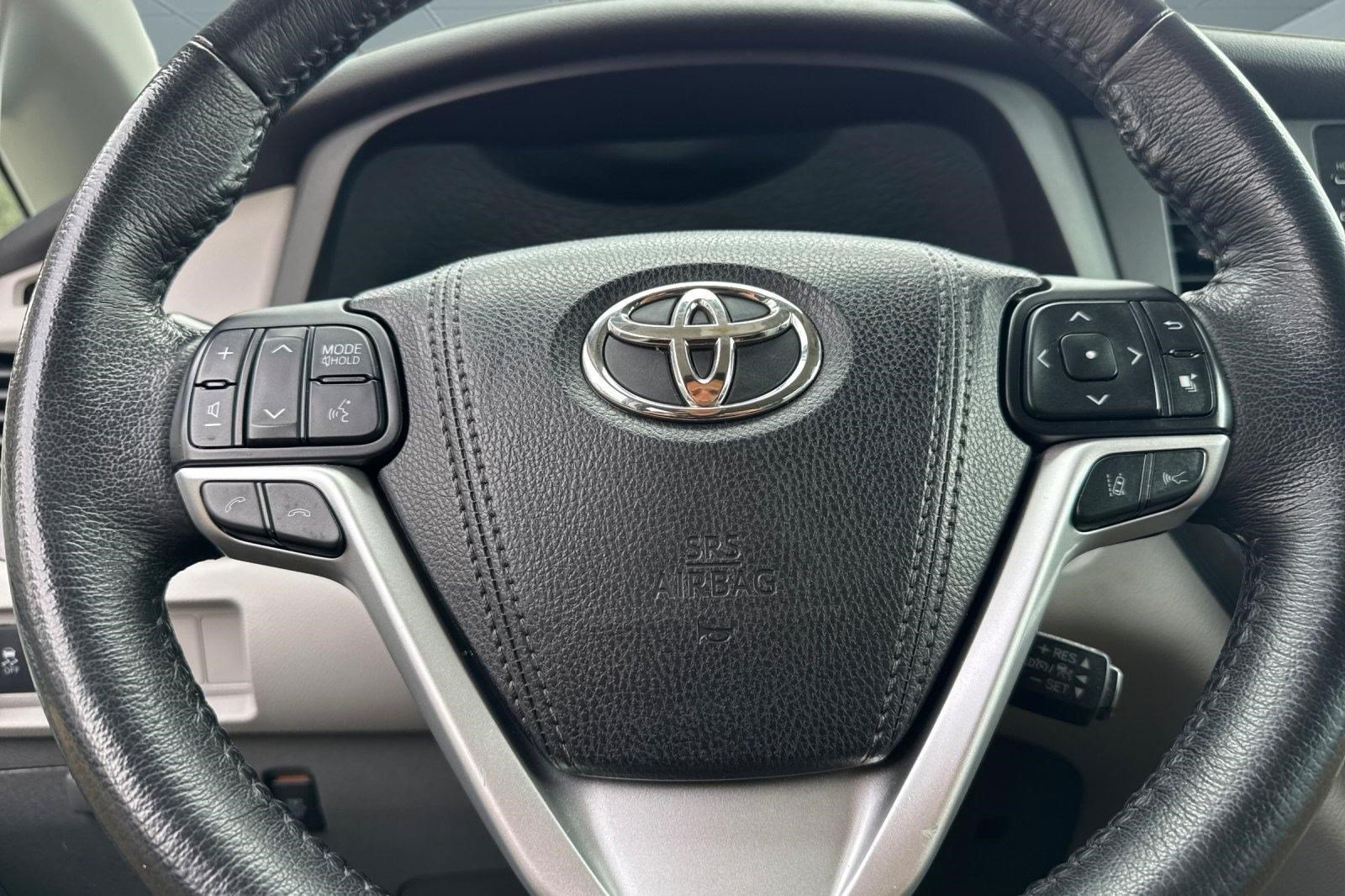 Used 2018 Toyota Sienna XLE w/ XLE Navigation Package FWD image 10
