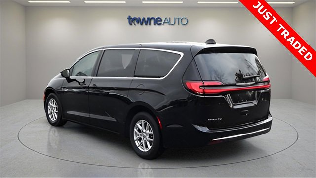 Used 2024 Chrysler Pacifica Touring-L image 4