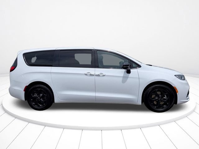 Used 2024 Chrysler Pacifica Limited FWD image 2