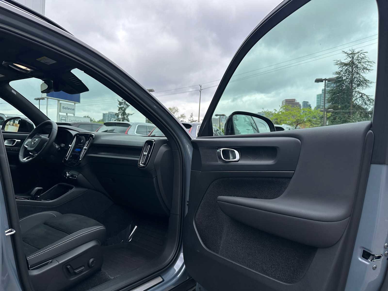 Used 2023 Volvo XC40 Recharge Plus w/ Protection Package Premier AWD/4WD image 12