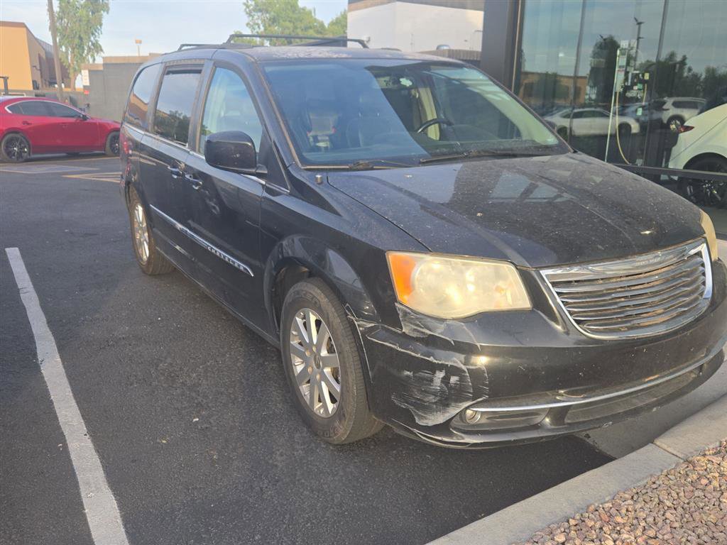 Used 2013 Chrysler Town & Country Touring FWD image 4