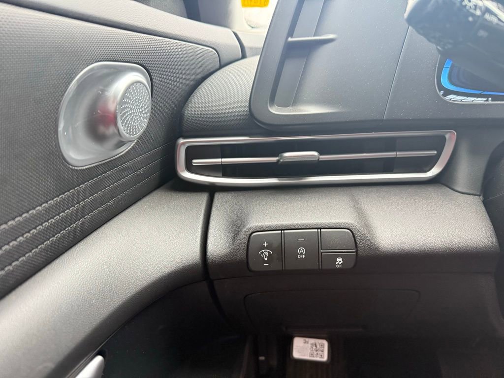 Used 2025 Hyundai Elantra SE image 12