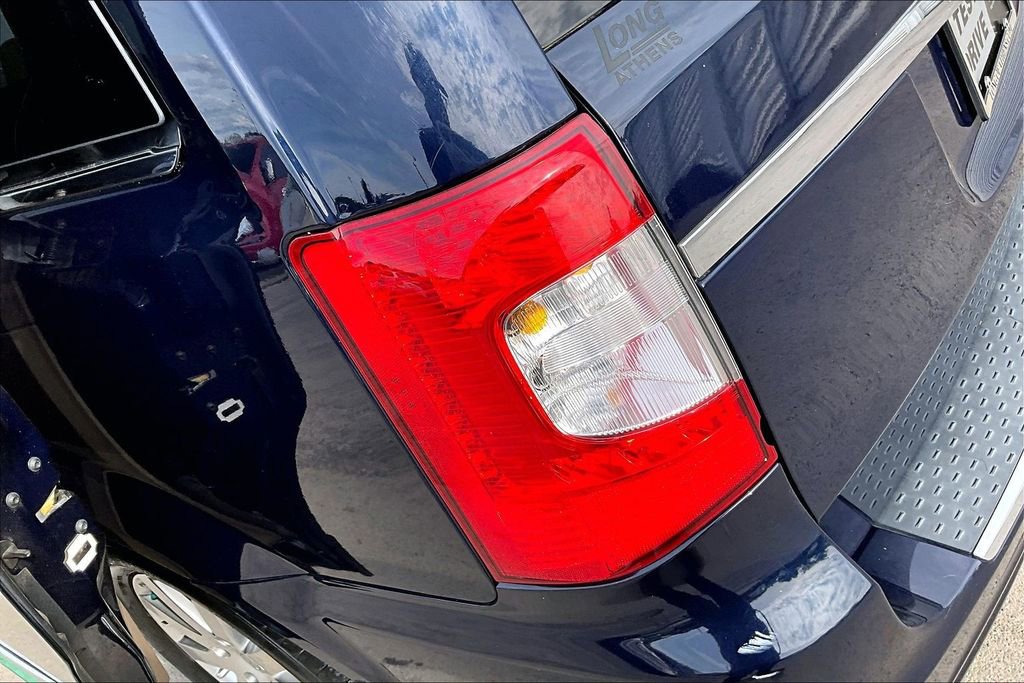 Used 2014 Chrysler Town & Country Touring FWD image 26