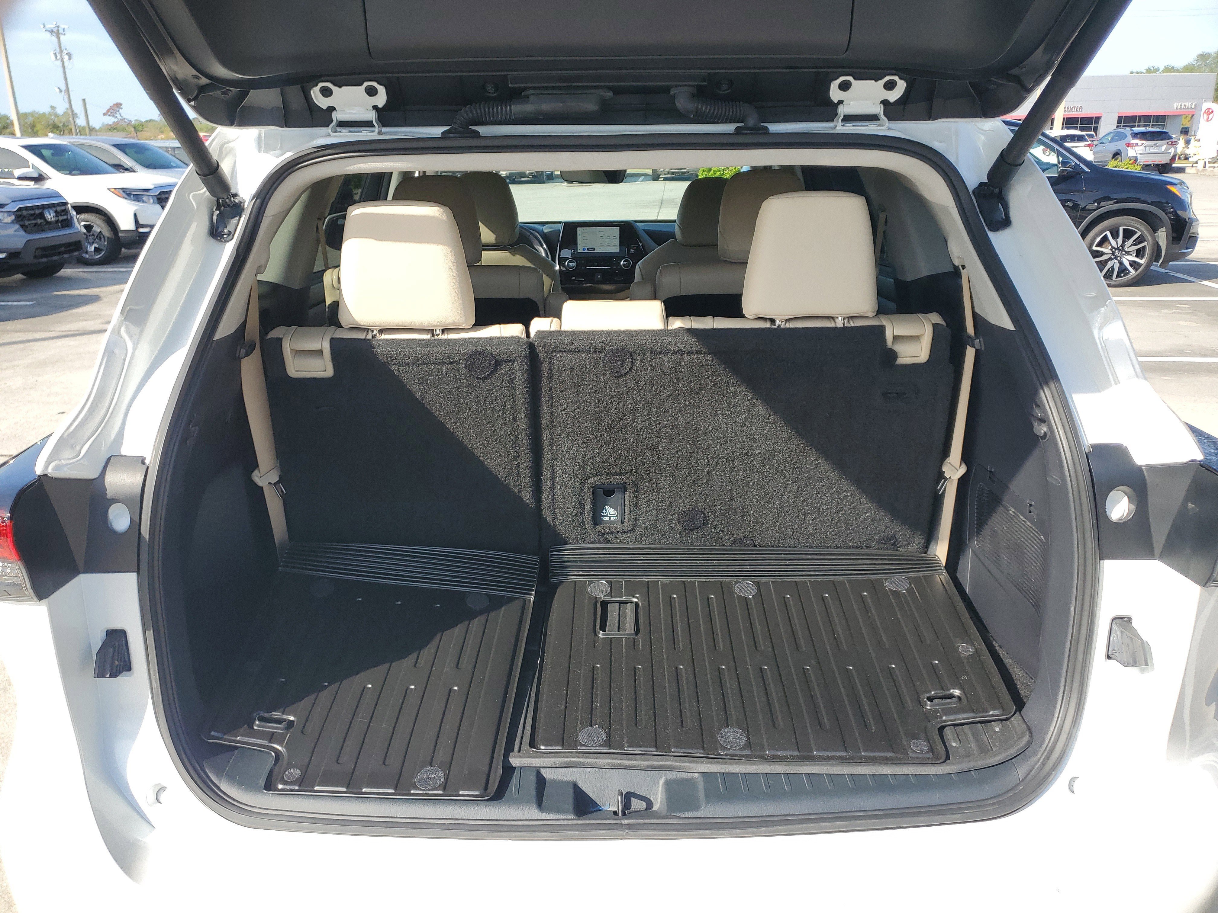 Used 2024 Toyota Highlander XLE FWD image 9