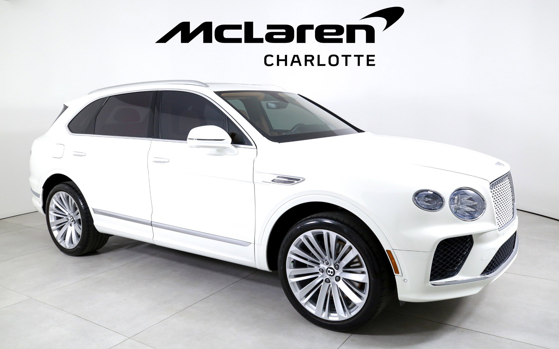 Used 2022 Bentley Bentayga image 2