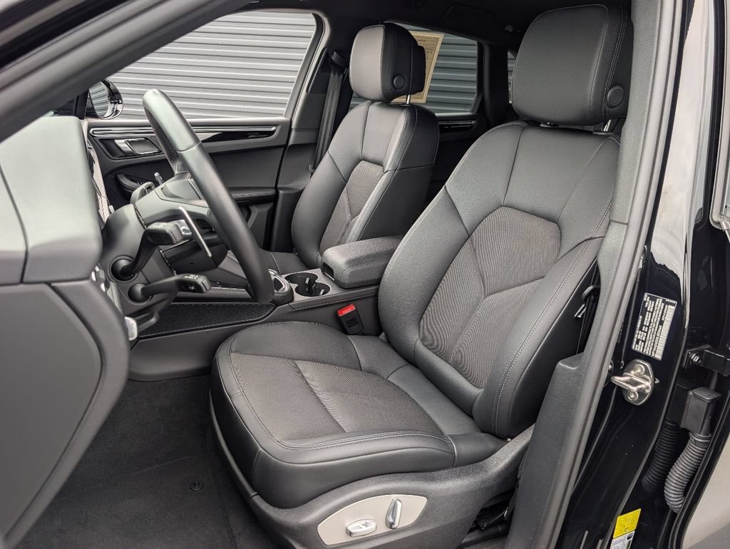 Certified 2025 Porsche Macan AWD/4WD image 5