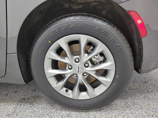 Used 2023 Chrysler Pacifica Touring-L image 5