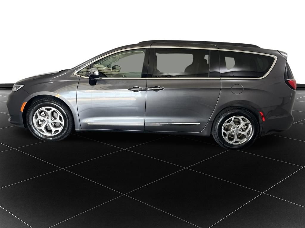 Used 2023 Chrysler Pacifica Limited FWD image 2