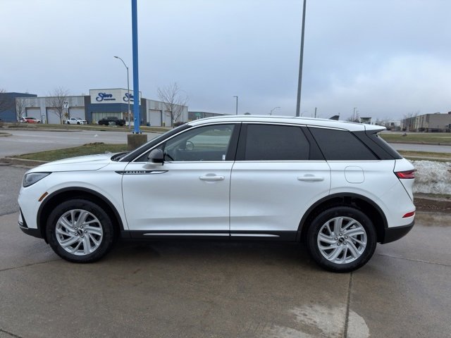 Used 2025 Lincoln Corsair AWD image 2