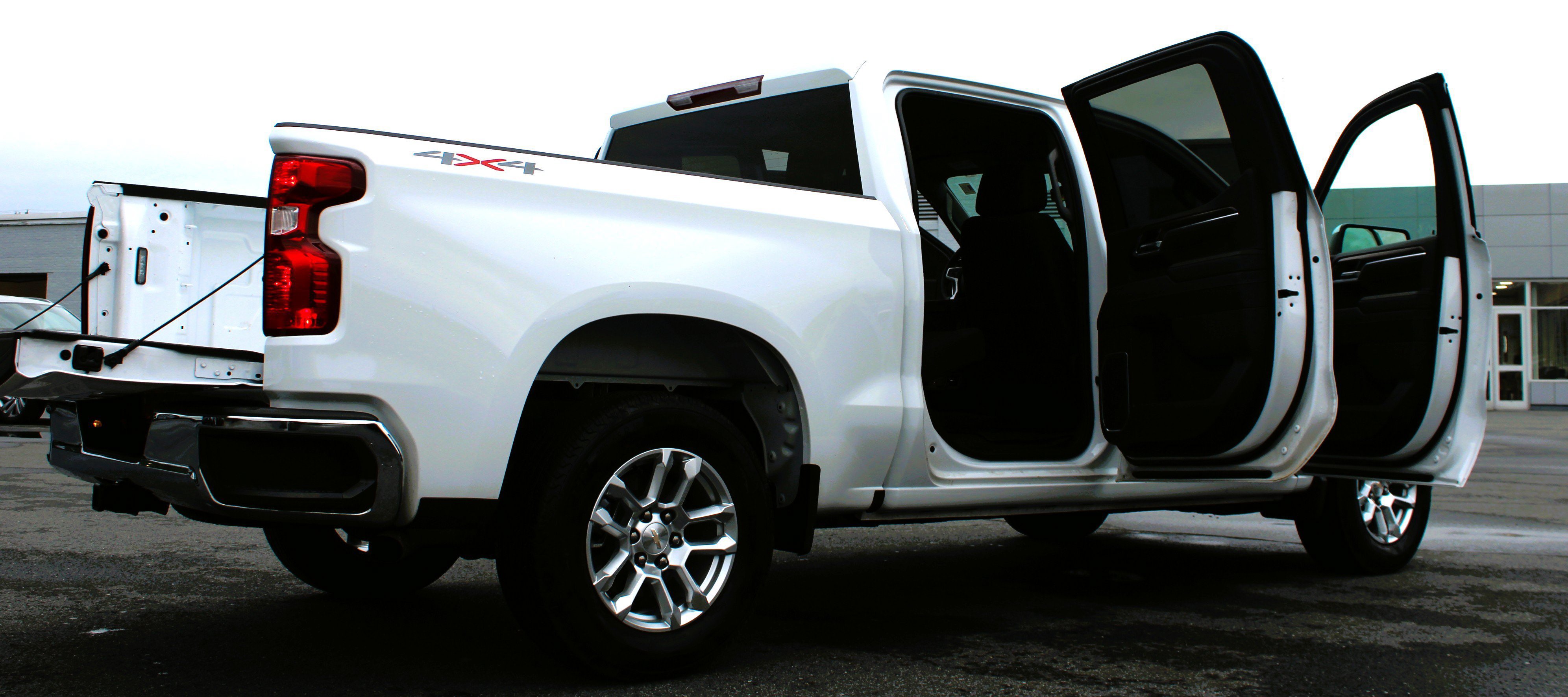 Used 2025 Chevrolet Silverado 1500 LT AWD/4WD image 18