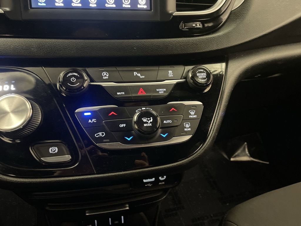 Used 2019 Chrysler Pacifica Touring Plus w/ S Appearance Package FWD image 11