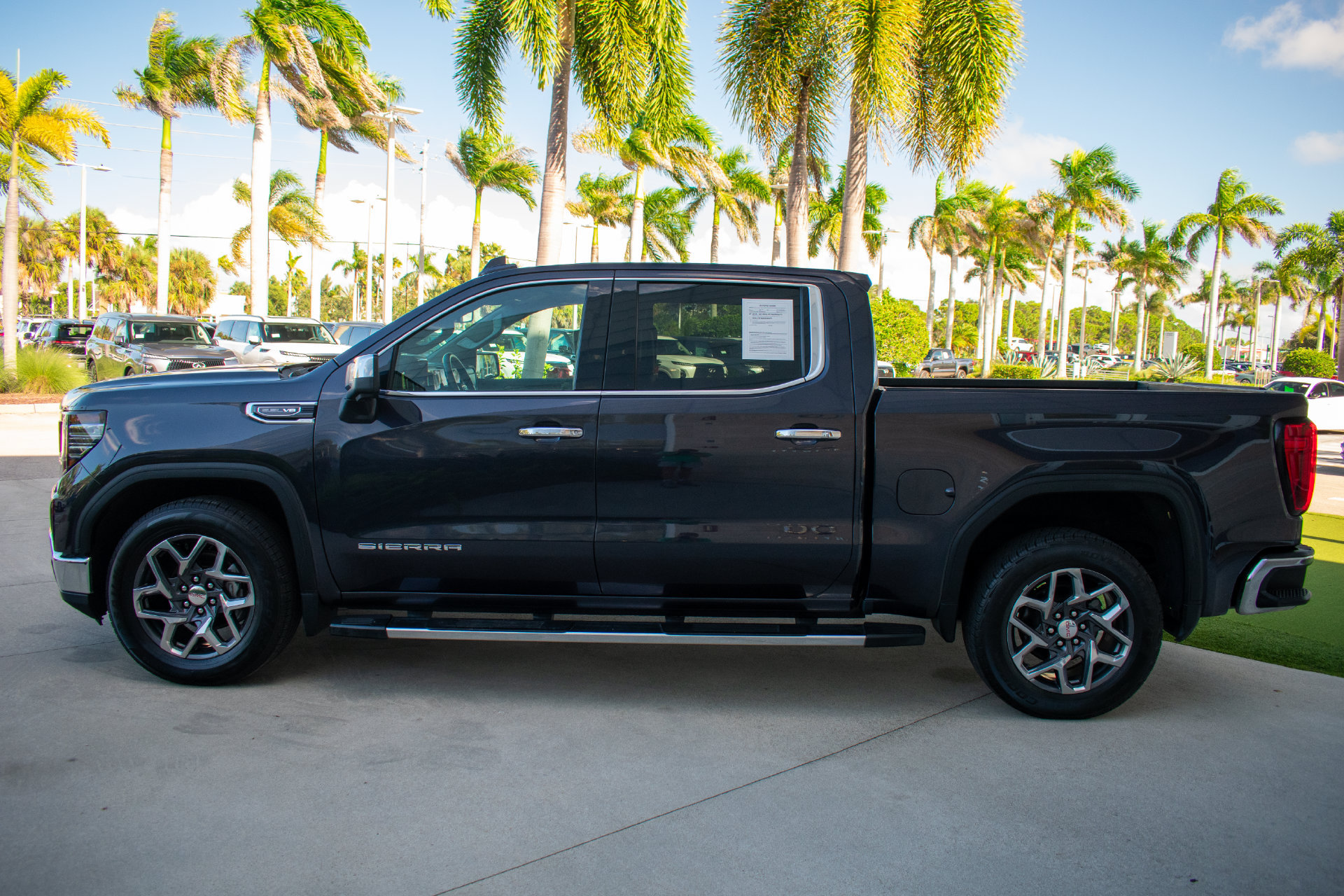 Used 2022 GMC Sierra 1500 SLT w/ SLT Premium Package RWD image 7