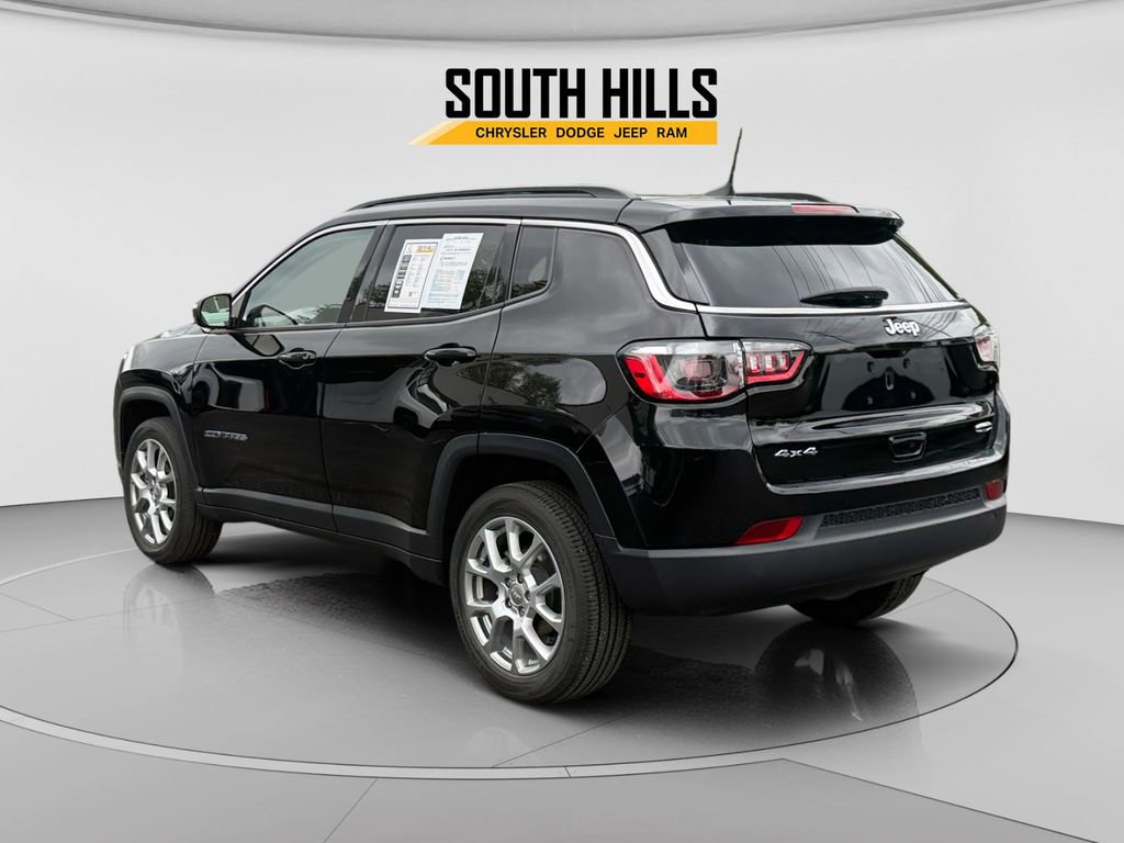 Used 2022 Jeep Compass Latitude w/ Sun and Sound Group AWD/4WD image 3
