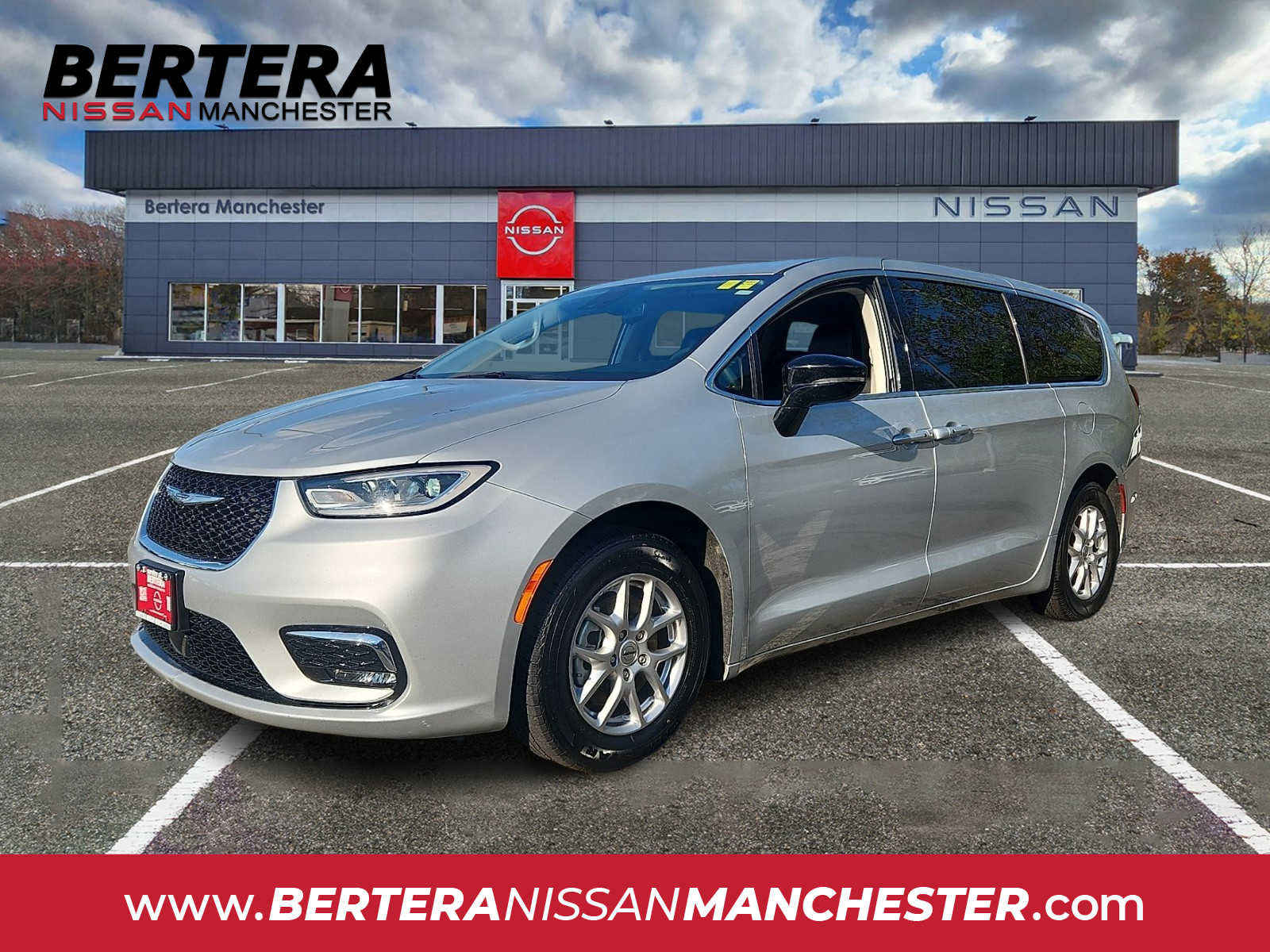 Used 2024 Chrysler Pacifica Touring-L FWD image 1
