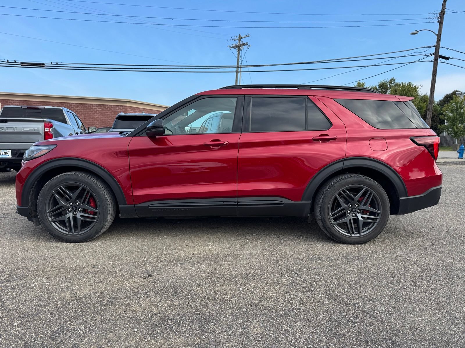 Used 2025 Ford Explorer ST AWD/4WD image 3