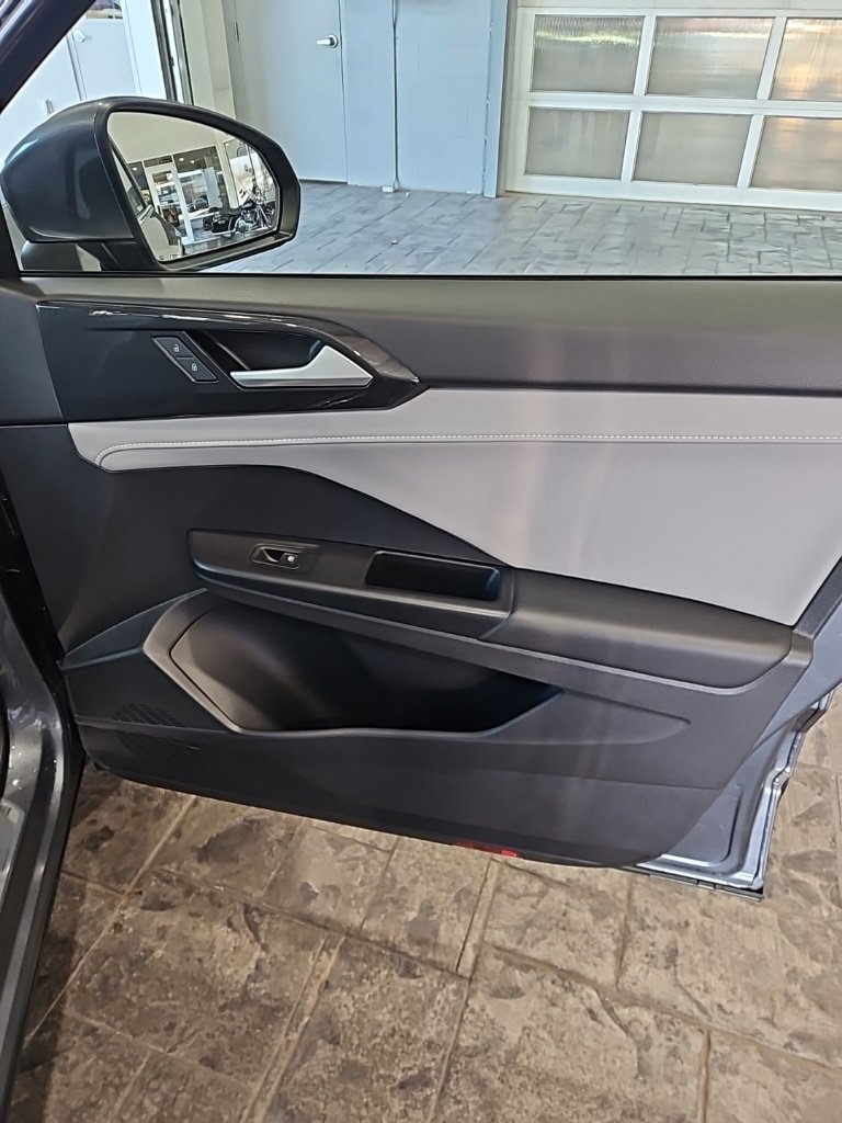 Used 2022 Volkswagen Taos SEL image 11